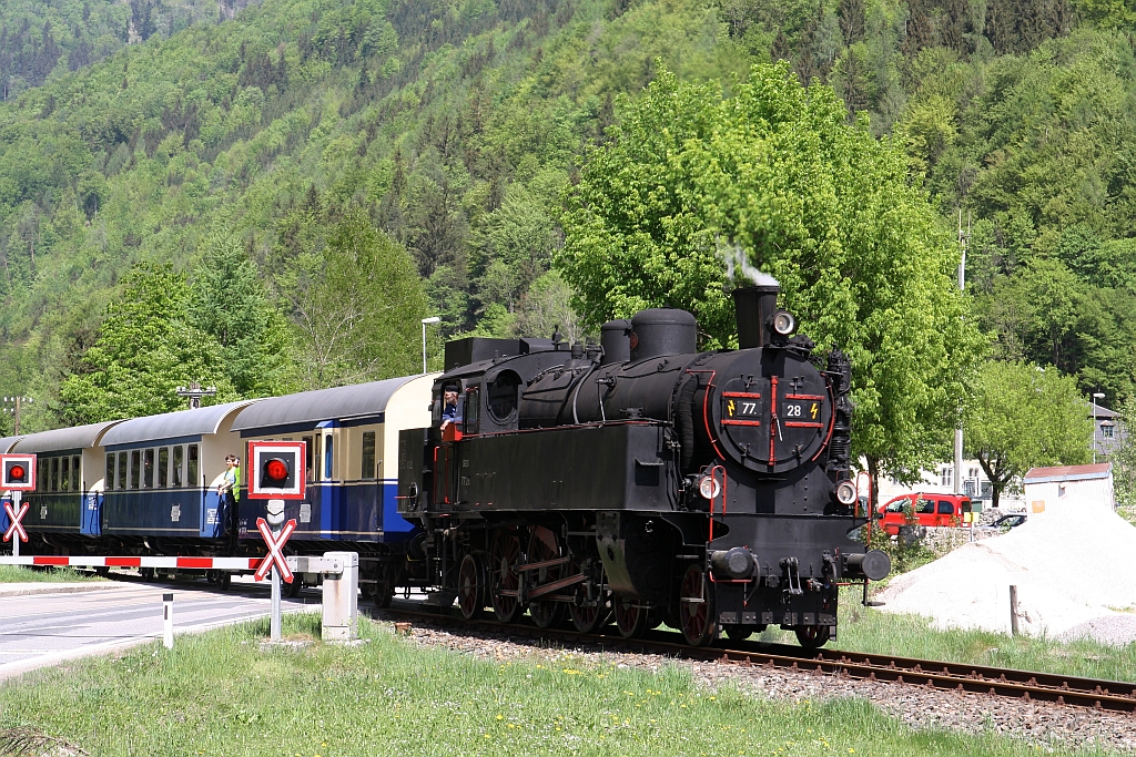 ÖGEG 77.28 am 29.April 2018 mit dem SR 14533 (St.Pölten - St.Aegyd am Freiwalde) bei der EK mit der B214 in Hohenberg.