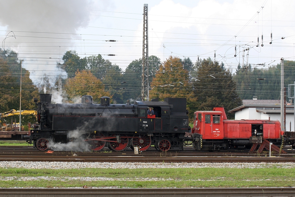 ÖGEG 77.28 fährt am 03.Oktober 2014 mit dem SGAG 17637 aus dem Bf. Attnang-Puchheim.
