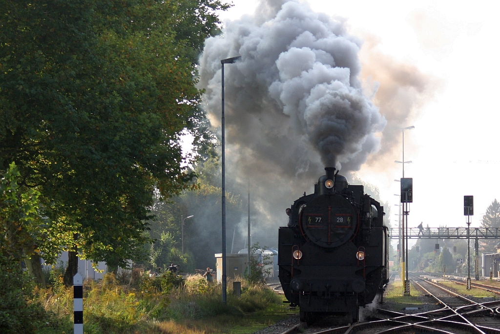 ÖGEG 77.28 fährt am 03.Oktober 2014 mit dem SGAG 17639 aus dem Bf. Ried im Innkreis.