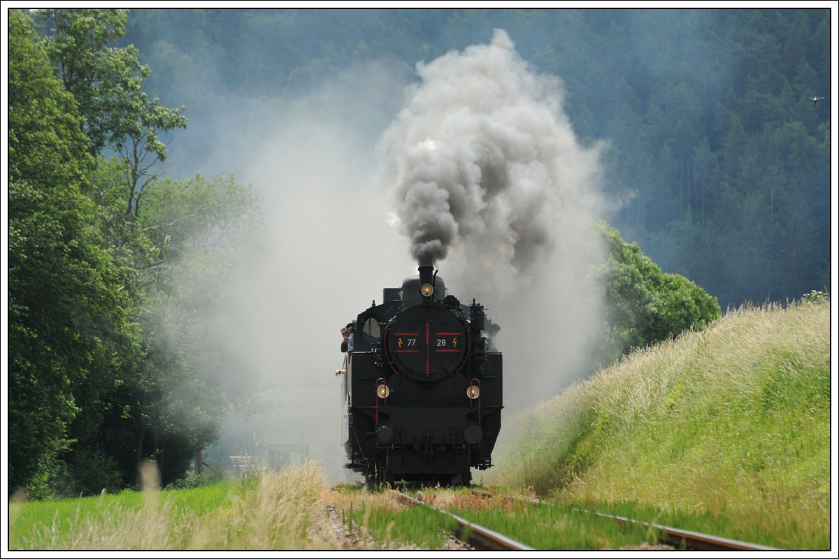 ÖGEG 77.28 mit dem P 16980 von Retz nach Drosendorf am 3.6.18 kurz nach der ehemaligen Haltestelle Hessendorf.