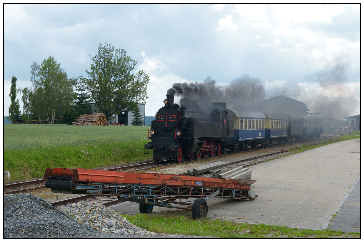 ÖGEG 77.28 mit dem P 16980 von Retz nach Drosendorf am 3.6.18 bei der Durchfahrt in Zissersdorf.