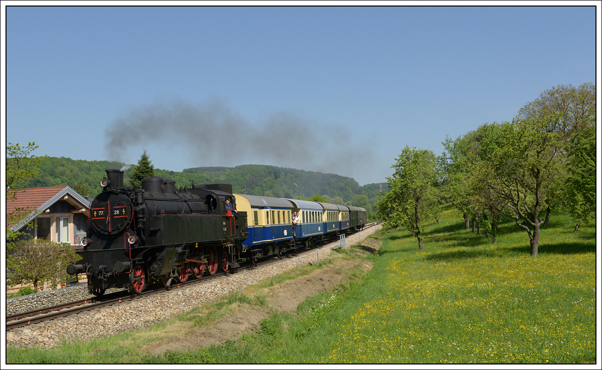 ÖGEG 77.28 mit ihrem Sonderzug SR 14553 von St. Pölten nach St. Aegyd am Neuwalde am 29.4.2018 in Göblasbruck aufgenommen. 