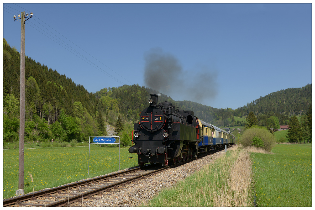 ÖGEG 77.28 mit ihrem Sonderzug SR 14553 von St. Pölten nach St. Aegyd am Neuwalde am 29.4.2018 in Amt Mitterbach aufgenommen.