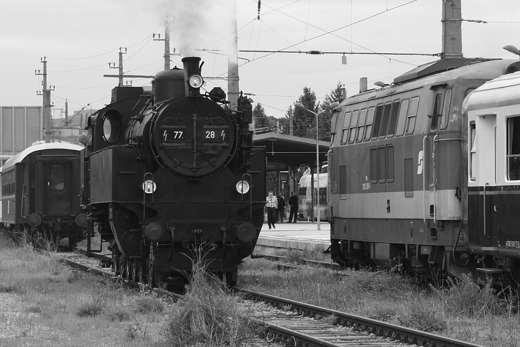 �GEG 77.28 und �BB 2143 051-7 am 11.Mai 2014 im Bf. Heiligenstadt.

