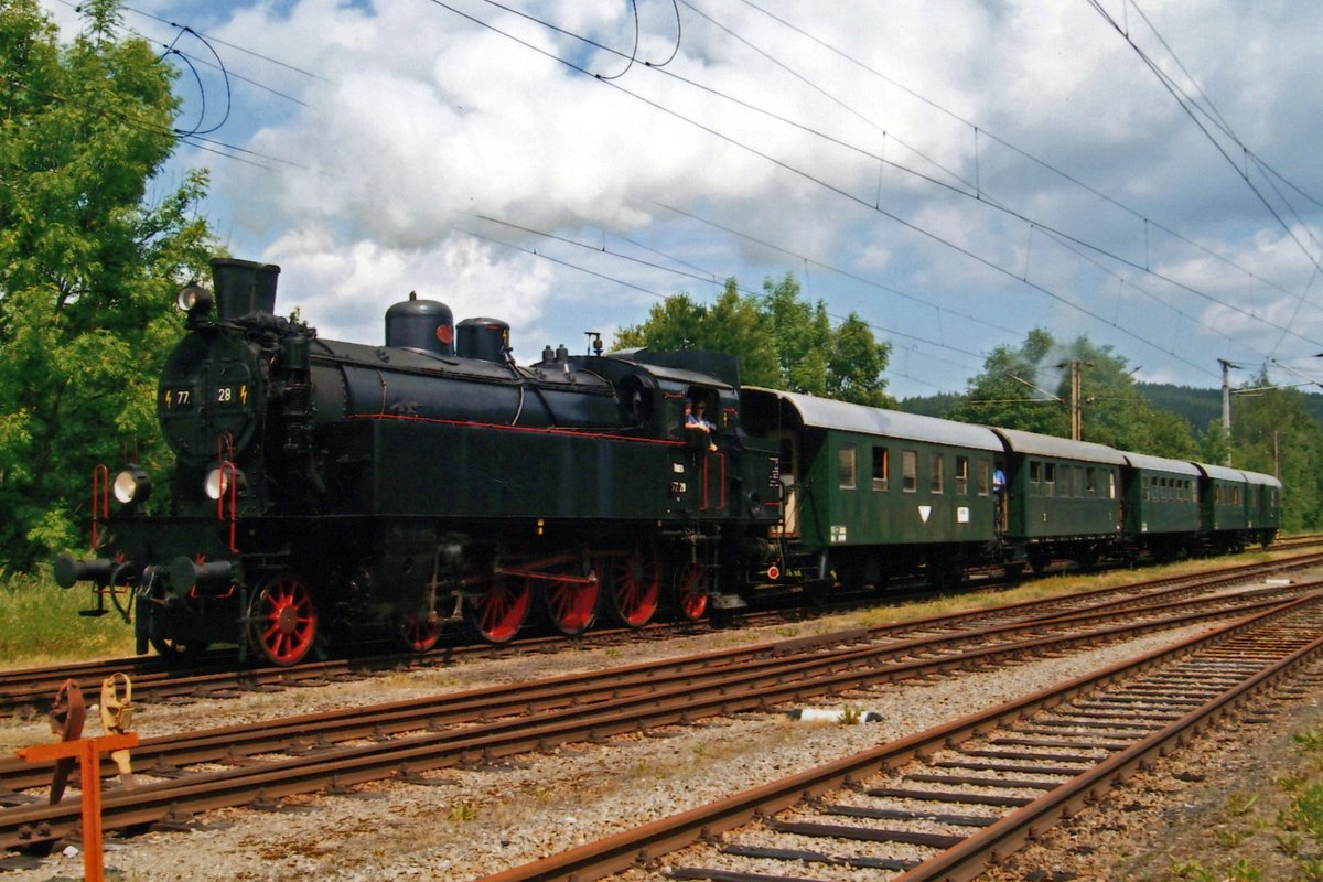ÖGEG 77.28 steht am 31 Mai 2009 mit ein Dampfpendel nach Ampflwang in Timelkam.