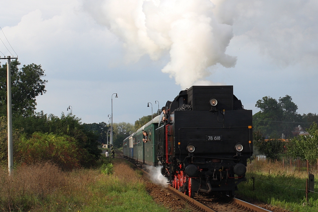 ÖGEG 78.618 hat am 27.September 2014 mit dem Sonderzug nach Breclav soeben den Bf. Mikulov na Morave verlassen.