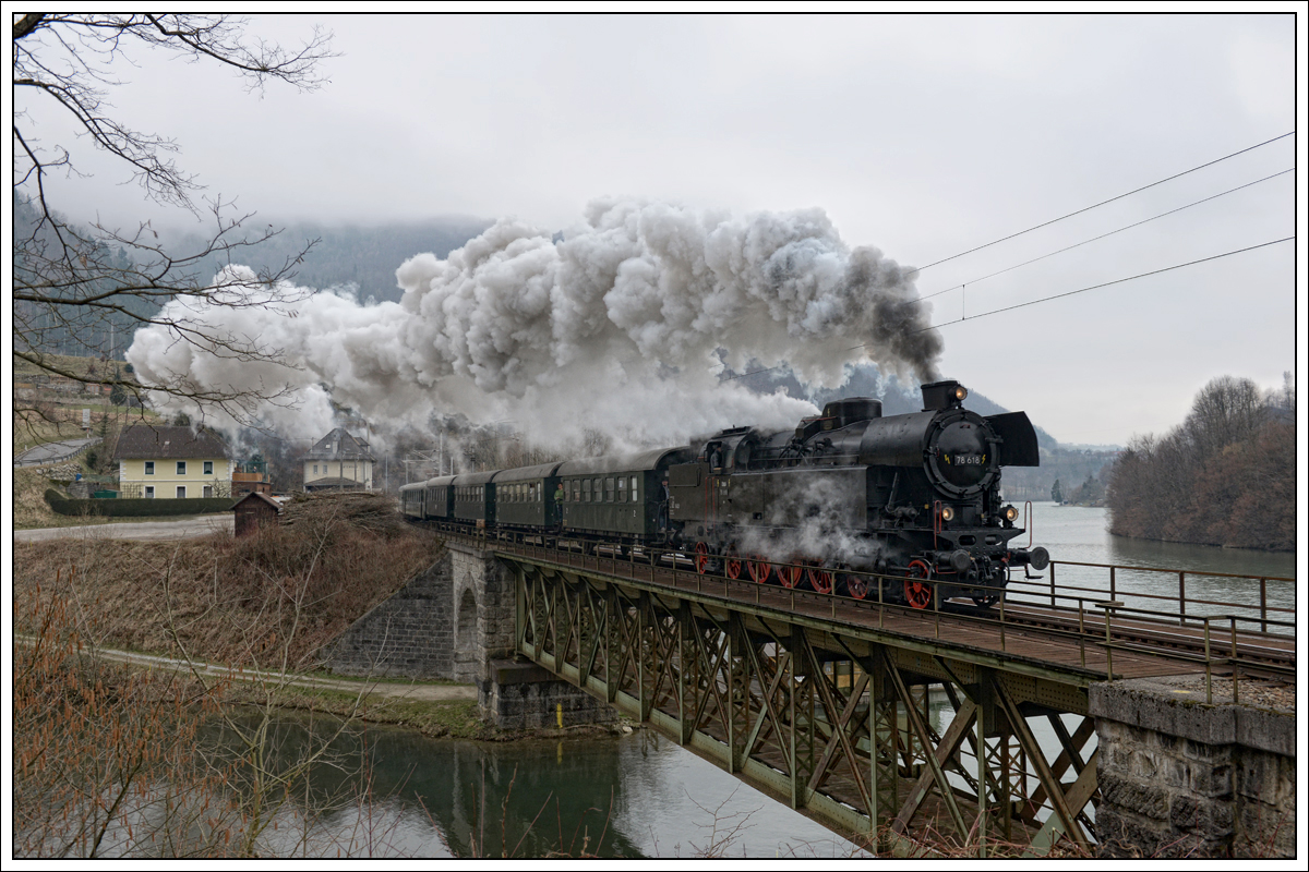 ÖGEG 78.618 mit ihrem SR 14483 von Timelkam durch das Gesäuse nach Admont, am 17.3.2017 kurz nach der Haltestelle Trattenbach aufgenommen. Wie schon oft an dieser Stelle habe ich wieder nicht optimal eingezirkelt (gg) und die Kamera wie so oft an dieser Stelle, zu hoch gehalten. Naja, irgendwann lern ich das auch noch.

Kollege Tom ist eindeutig der bessere Einzirkler ;-)  http://www.bahnbilder.de/bild/oesterreich~dampfloks~br-78/1073345/die-oegeg-dampflok-78618-faehrt-als.html