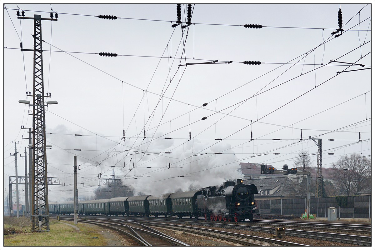 ÖGEG 78.618 mit ihrem SR 14483 von Timelkam durch das Gesäuse nach Admont, am 17.3.2017 bei der Ausfahrt aus Linz.