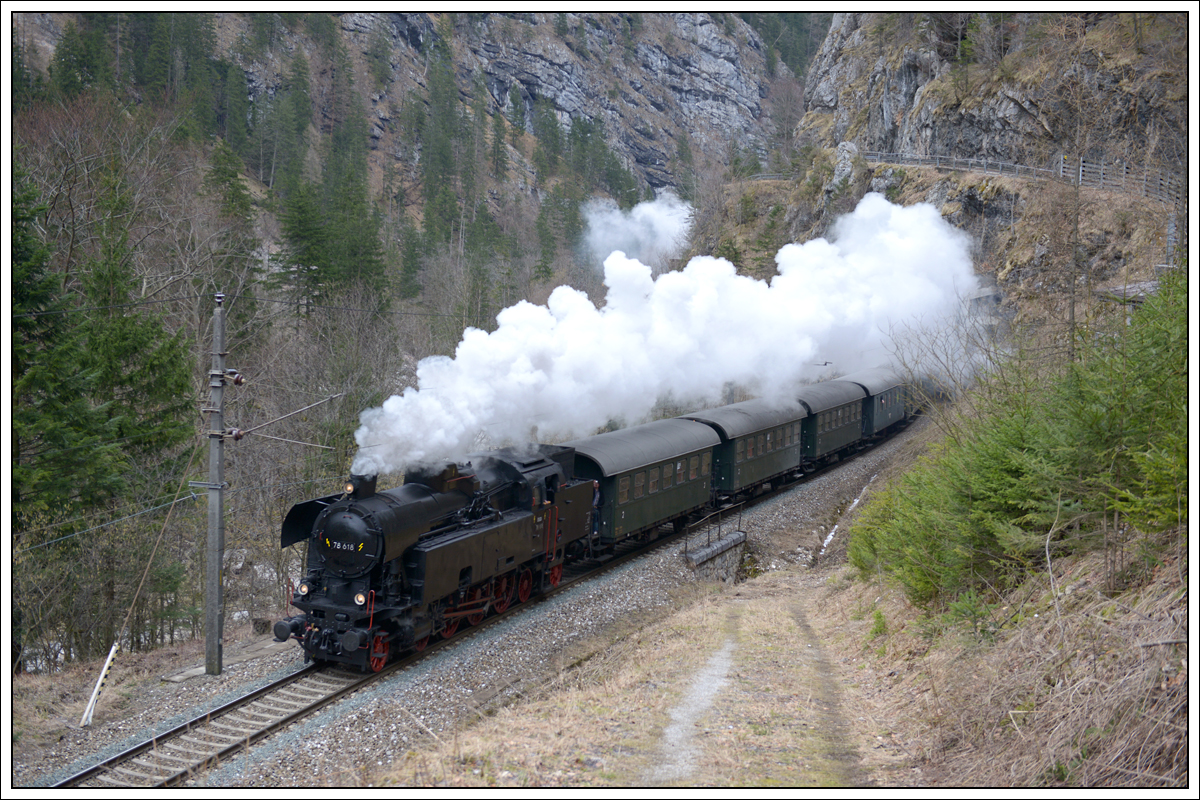 ÖGEG 78.618 mit ihrem SR 14483 von Timelkam durch das Gesäuse nach Admont, am 17.3.2017 zwischen Hieflau und Gstatterboden aufgenommen.
