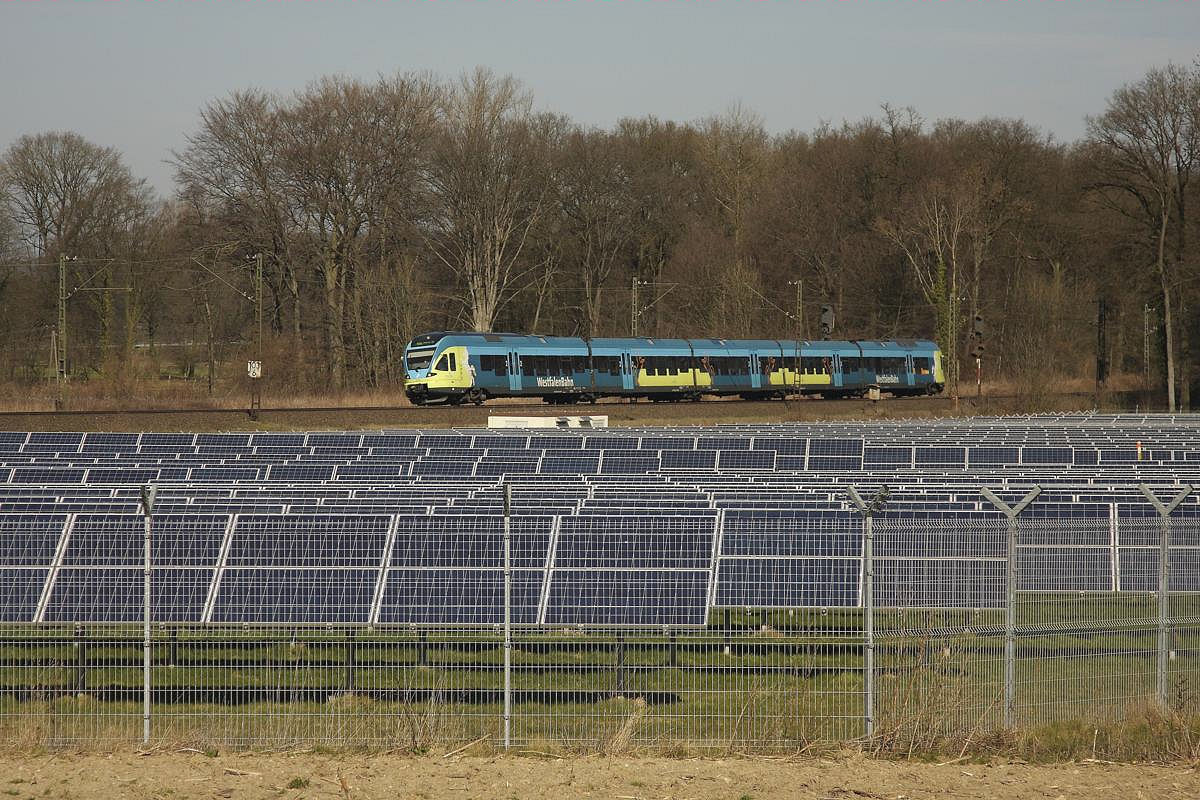 Ökostrom für die Elektrobahn!? - Westfalenbahn ET 019 passiert am 9.3.2014 um 12.30 Uhr auf dem Weg nach Münster eine Fotovoltaik Anlage an der Landesgrenze Niedersachsen / Nordrhein Westfalen bei Natrup Hagen.