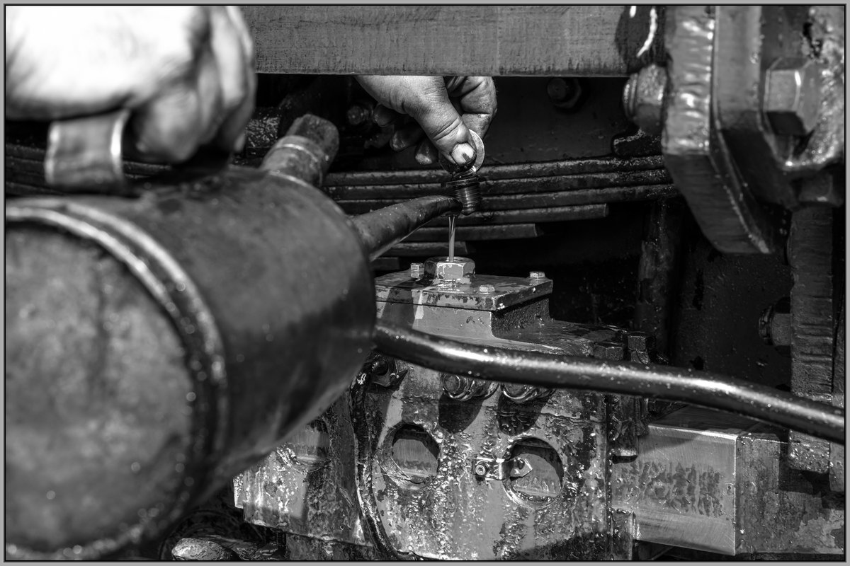 Öl ,... 

Nach Kohle und Wasser eines der wwichtigsten Dinge auf einer Dampflok. 

Andi beim Schmieren des  Kreuzkopfes  von 764.411R am 19.09.2020 