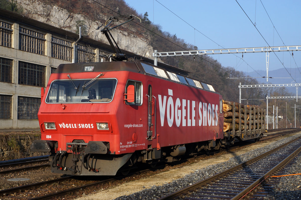 Oensingen-Balstal-Bahn/OeBB.
Güterzug mit der Re 456 094 in der Klus bei Balstal am 8. März 2021.
Fotostandort Autoparkplatz, Bildausschnitt Fotoshop.
Foto: Walter Ruetsch