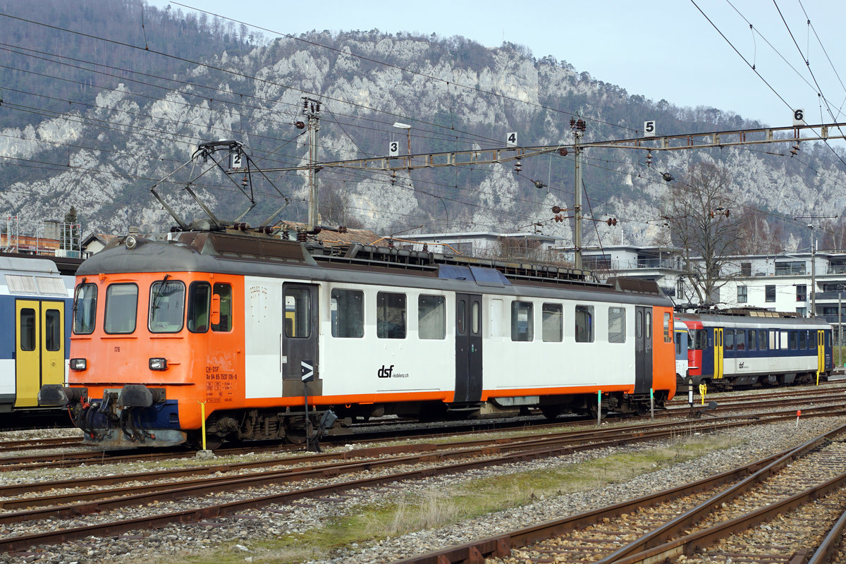 Oensingen-Balsthal-Bahn AG (OeBB).
DSF-RBe Triebwagen im Dienste der OeBB.
Xe 176 ehemals TPF/GFM/THURBO/MThB auf Instruktionsfahrt in Balsthal am 13. Januar 2020.
Er ist für die Führung von schweren Güterzügen vorgesehen.
Fotostandort: Vorplatz Depot, Bildausschnitt Fotoshop.
Foto: Walter Ruetsch