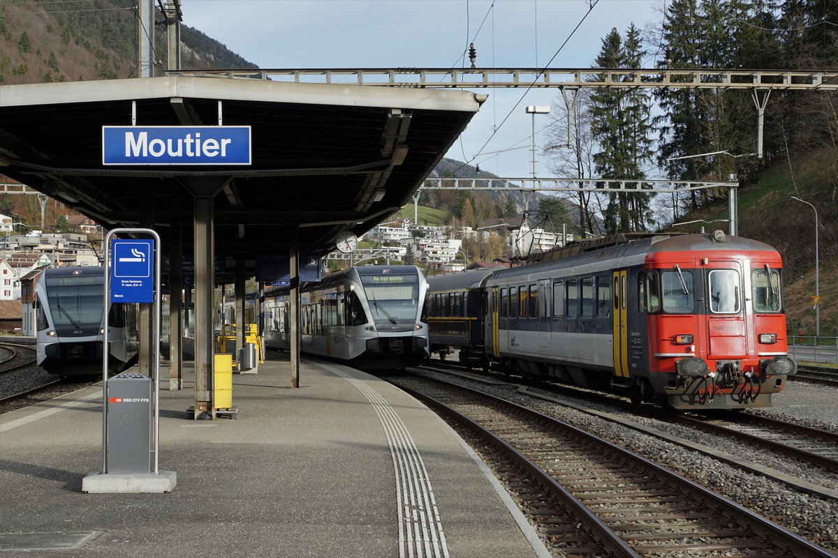 Oensingen-Balsthal-Bahn AG (OeBB).
Samichlausfahrt Oensingen-Crémines vom 8. Dezember 2019 mit Eb 2/4 J-S.35 + AS 412 + AS 413 + RBe 540 074-2.
Entstanden sind die Aufnahmen bei Deitingen, Lommiswil und Moutier während der Mittagpause.
Foto: Walter Ruetsch 