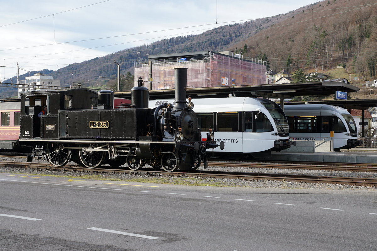 Oensingen-Balsthal-Bahn AG (OeBB).
Samichlausfahrt Oensingen-Crémines vom 8. Dezember 2019 mit Eb 2/4 J-S.35 + AS 412 + AS 413 + RBe 540 074-2.
Entstanden sind die Aufnahmen bei Deitingen, Lommiswil und Moutier während der Mittagpause.
Foto: Walter Ruetsch 