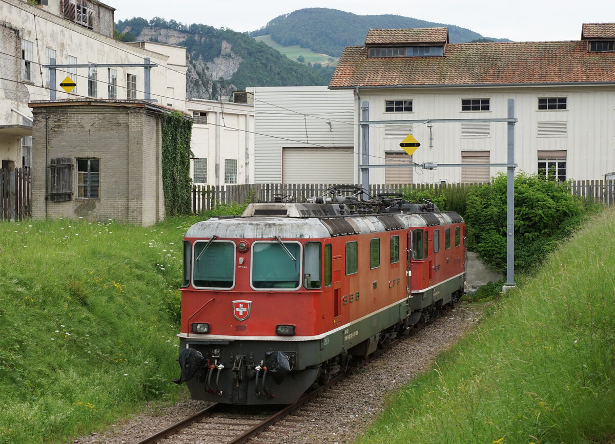 Oensingen Balsthal Bahn (OeBB).
Die bei der OeBB in Balsthal abgestellten Re 4/4 11140 und Re 4/4 11131 von SBB Personenverkehr am 12. Juli 2021.
Foto: Walter Ruetsch