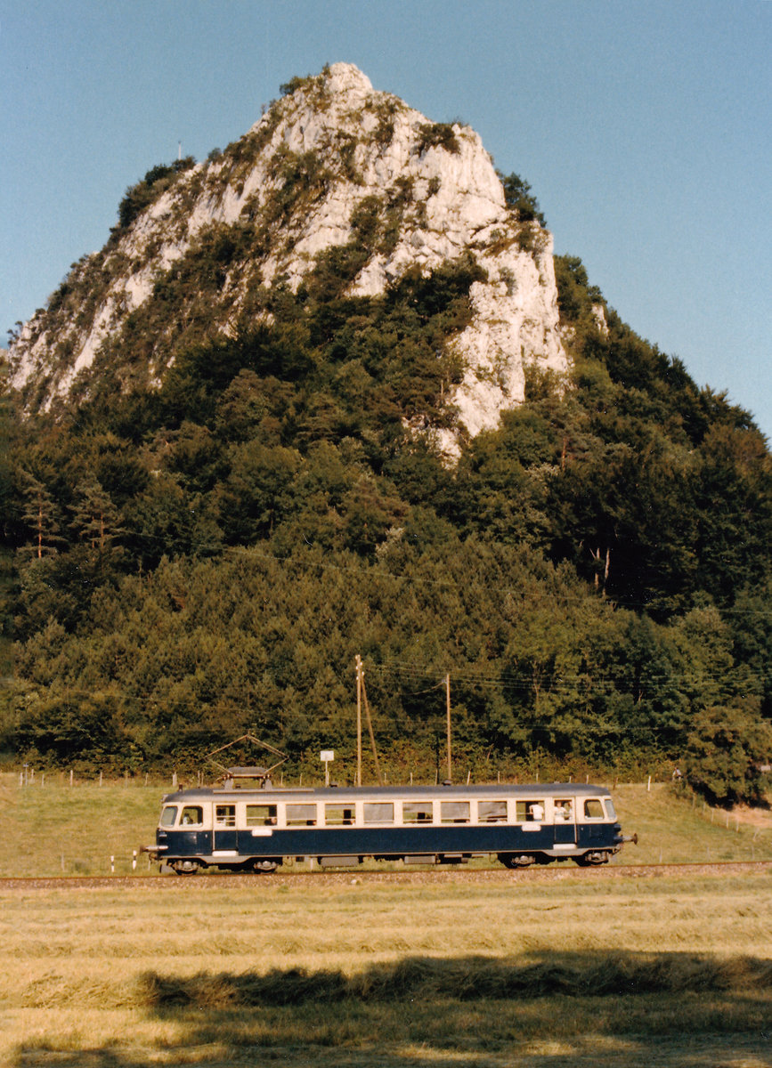 Oensingen Balsthal Bahn (OeBB).
Erinnerungen an den OeBB Be 2/4 201, ehemals BLS, Baujahr 1935  CHROTTE SCHNURRE .
Mit seinen 60 Sitzpläten und 10 Klappsitzen stand er bei der OeBB während mehreren Jahren im Einsatz für die Führung der Regionalzüge zwischen Oensingen und Balsthal.
Die Aufnahmen sind im September 1983 sowie im August 1986 entstanden.
Foto: Walter Ruetsch