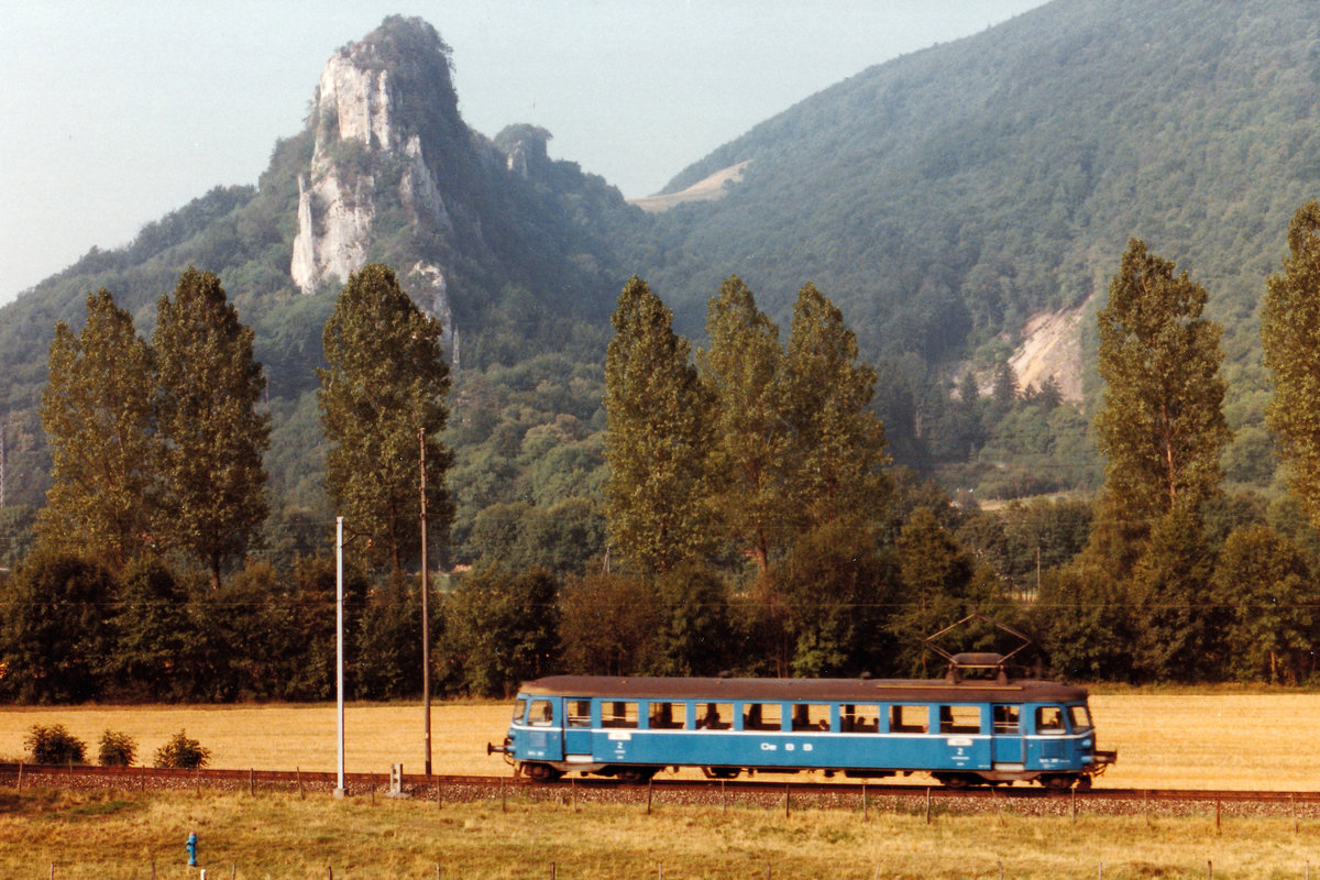 Oensingen Balsthal Bahn (OeBB).
Erinnerungen an den OeBB Be 2/4 201, ehemals BLS, Baujahr 1935  CHROTTE SCHNURRE .
Mit seinen 60 Sitzpläten und 10 Klappsitzen stand er bei der OeBB während mehreren Jahren im Einsatz für die Führung der Regionalzüge zwischen Oensingen und Balsthal.
Die Aufnahmen sind im September 1983 sowie im August 1986 entstanden.
Foto: Walter Ruetsch