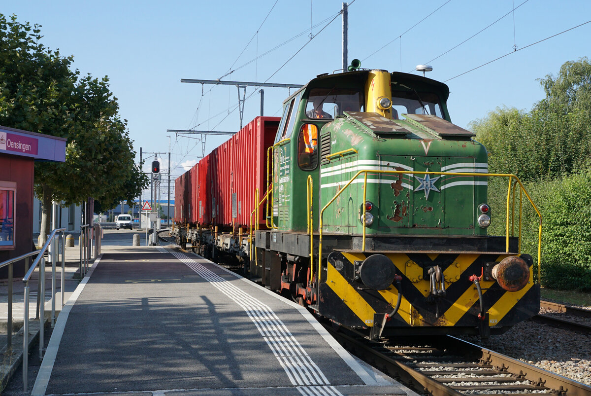 Oensingen Balsthal Bahn (OeBB).
Kehrichtzug mit der HENSCHEL DH 500 beim Passieren der Haltestelle Oensingen am 31. August 2021.
Foto: Walter Ruetsch