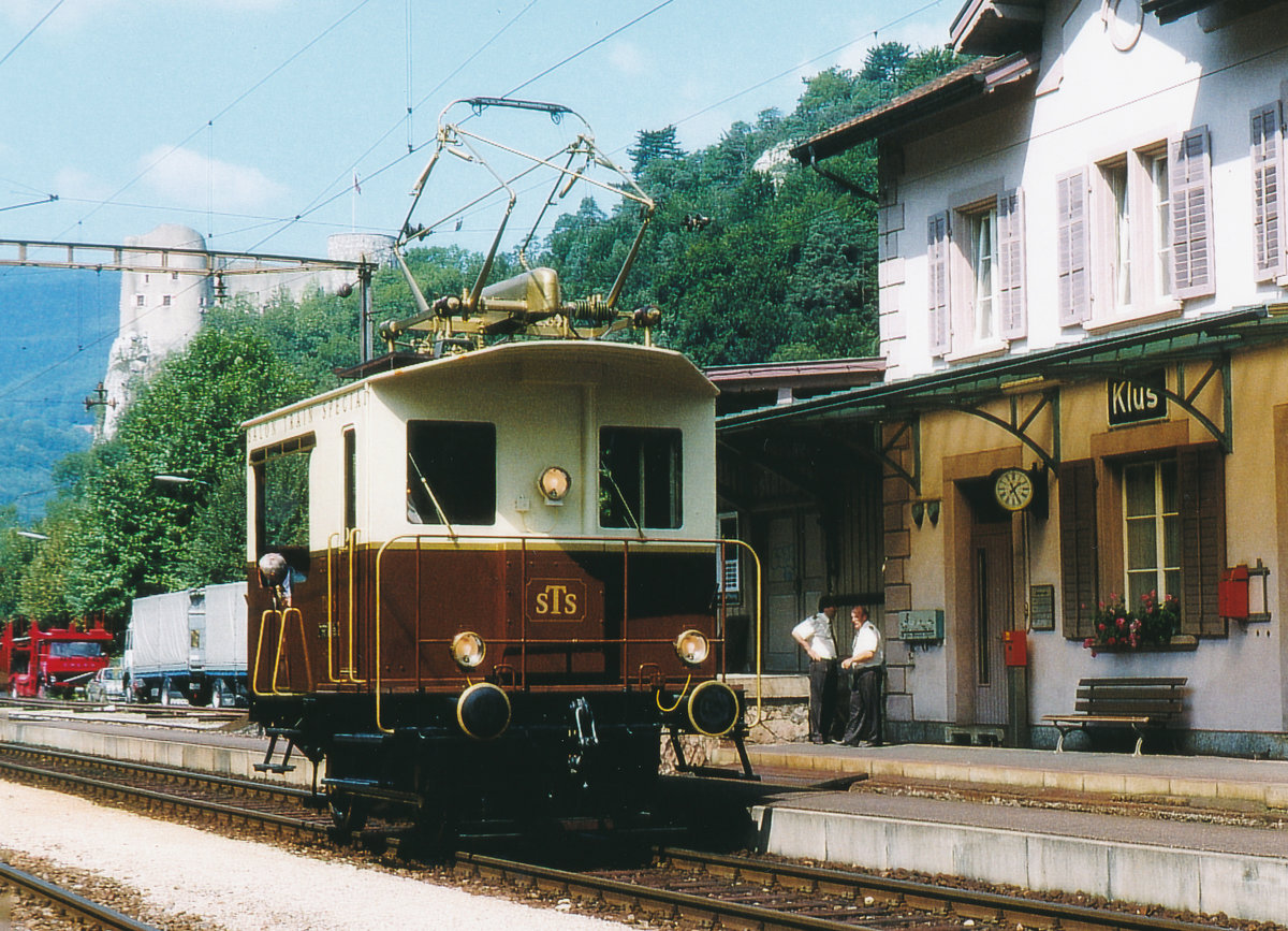 Oensingen Balsthal Bahn, OeBB.
Salon Train Specical auf der OeBB.
Sonderzug bestehend aus STS E-Lok TAe 5 bei einem Kreuzungshalt in der Klus bei Balsthal im August 1994.
Foto: Walter Ruetsch