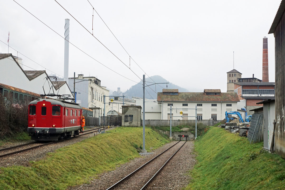 Oensingen-Balsthal-Bahn.
Güterverker bei der OeBB in Balsthal mit der Re 4/4 I 10009 und dem Tem 043.
Impressionen vom 8. Januar 2020.
Foto: Walter Ruetsch