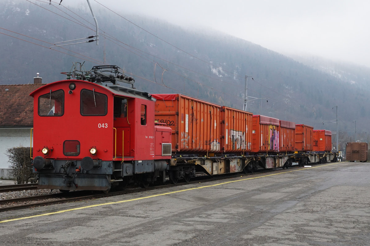 Oensingen-Balsthal-Bahn.
Güterverker bei der OeBB in Balsthal mit der Re 4/4 I 10009 und dem Tem 043.
Impressionen vom 8. Januar 2020.
Foto: Walter Ruetsch