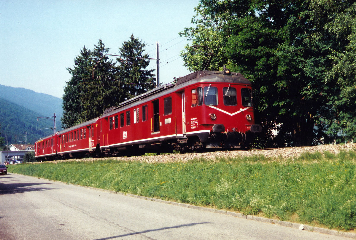 Oensingen Balsthal Bahn/OeBB.
Der ehemalige RM Pendelzug bestehend aus dem Hochleistungstriebwagen BDe 4/4ll 576 250 mit B 551 und ABt 991 hat die OeBB im Jahre 2004 übernommen und feierlich mit der neuen OeBB-Anschtift dem Betrieb übergeben. Bereits aber im Jahre 2005 wurde diese fotogene Komposition an den Verein Pendelzug Mirage weiteregegeben und durch den ex SBB RBe 540 ersetzt. Der Abbruch erfolgte im 2007.
Kurz vor Balsthal im Frühling 2004.
Foto: Walter Ruetsch