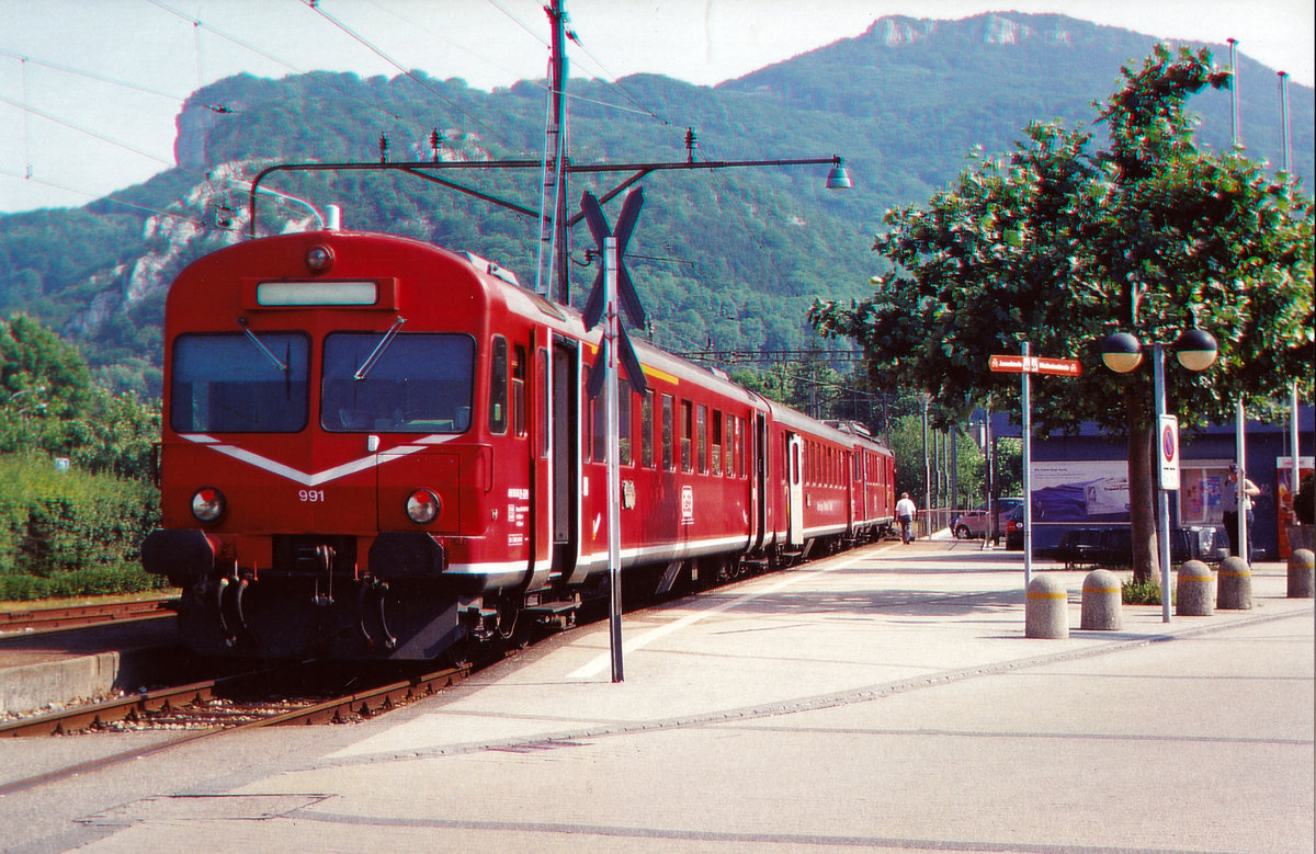 Oensingen Balsthal Bahn/OeBB.
Der ehemalige RM Pendelzug bestehend aus dem Hochleistungstriebwagen BDe 4/4ll 576 250 mit B 551 und ABt 991 hat die OeBB im Jahre 2004 übernommen und feierlich mit der neuen OeBB-Anschtift dem Betrieb übergeben. Bereits aber im Jahre 2005 wurde diese fotogene Komposition an den Verein Pendelzug Mirage weiteregegeben und durch den ex SBB RBe 540 ersetzt. Der Abbruch erfolgte im 2007.
In Oensingen auf die Abfahrt wartende im Frühling 2004.
Foto: Walter Ruetsch








