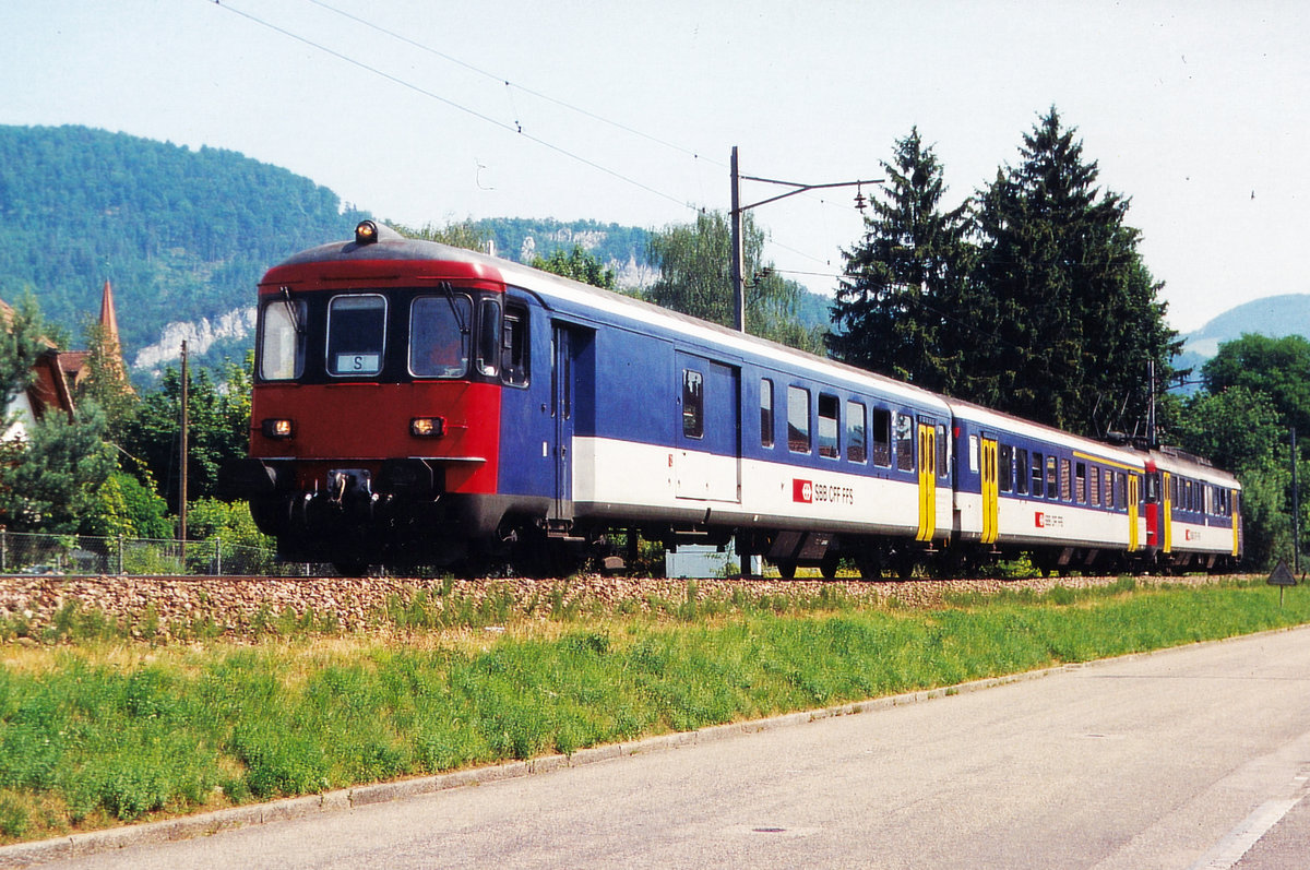 Oensingen Balsthal Bahn/OeBB.
Der ehemalige RM Pendelzug bestehend aus dem Hochleistungstriebwagen BDe 4/4ll 576 250 mit B 551 und ABt 991 wurde im Jahre 2005 durch einen  nigelnagelneuen  RBe Pendelzug ersetzt.
Der ehemalige SBB RBe 540 019-7 mit AB EW II 505 und BDt EW I 905 wurde bei der Ankunft in Oensingen sowie auf seiner ersten Fahrt nach Balsthal noch mit SBB-Anschrift verewigt.
Foto: Walter Ruetsch