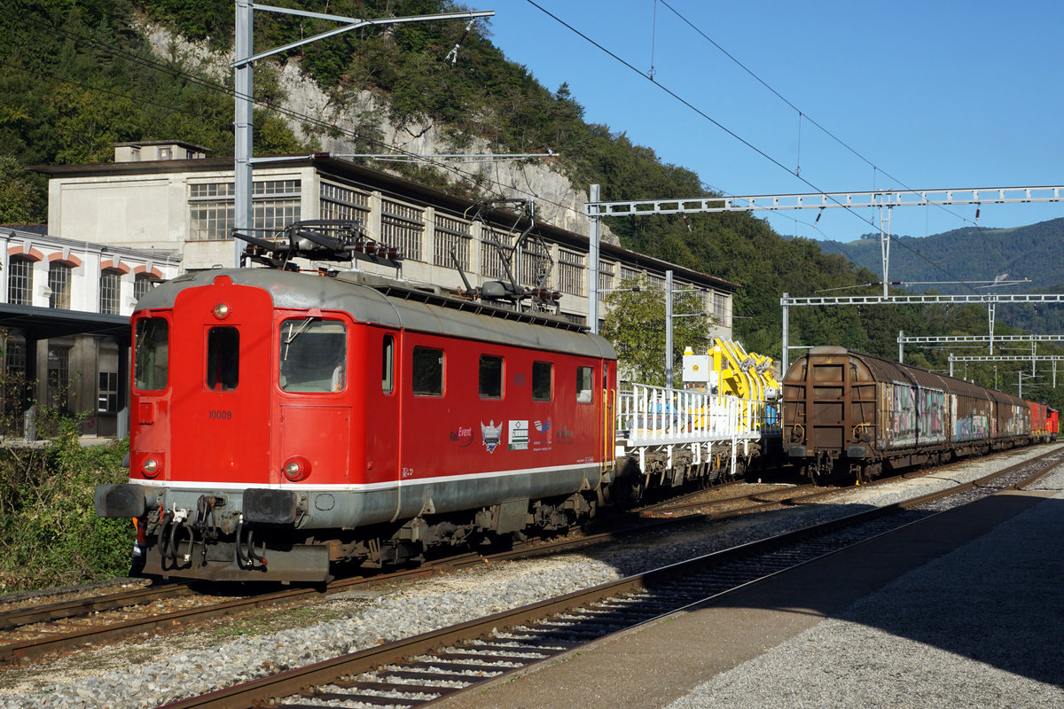 Oensingen-Balsthal-Bahn/OeBB.
Grosser Güterverkehr auf dem Bahnhof Klus bei Balsthal mit dem Tem 225 043-9 und der Re 4/4 I 10009 am Morgen des 4. September 2020.
Foto: Walter Ruetsch
