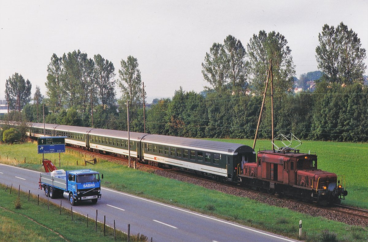 Oensingen-Balsthal-Bahn/OeBB.
Im Jahre 1991 verkehrte an einem frühen Morgen der längste Zug aller Zeiten als Sonderzug, bestehend aus SBB-Bpm bis Balsthal. Geführt wurde er ab Oensingen mit der De 6/6 15301 aus dem Jahre 1926.
Nach der Ausrangierung bei der SBB wurde sie im Januar 1983 durch die OeBB übernommen, wo sie während vielen Jahren im Güterverkehr sowie für Sonderzüge im Einsatz stand.
Zur Zeit ist sie in Hochdorf stationiert, wo sie vom Verein Historische Seetalbahn gehegt und gepflegt wird.  
Foto: Walter Ruetsch 