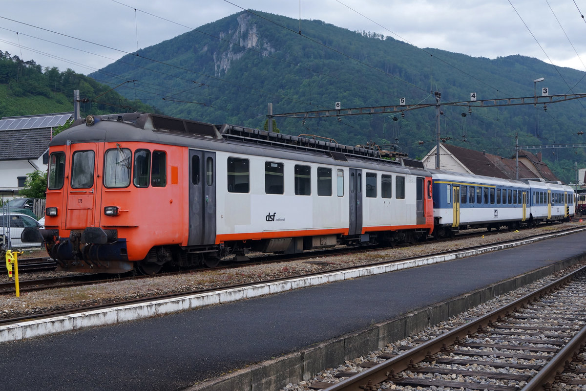 Oensingen Balsthal Bahn/OeBB.
Sehr spezieller Ersatzpendel mit dsf-Koblenz BDe 176, ehemals TPF/THURBO/MThB, OeBB AB 507 sowie OeBB Bt 50 85 80-35 000-9 in Balsthal abgestellt am 10. Mai 2020.
Selbst als einheimischer Bahnfotograf konnte ich leider bis anhin diese Rarität nicht im Streckendienst fotografieren.
Foto: Walter Ruetsch