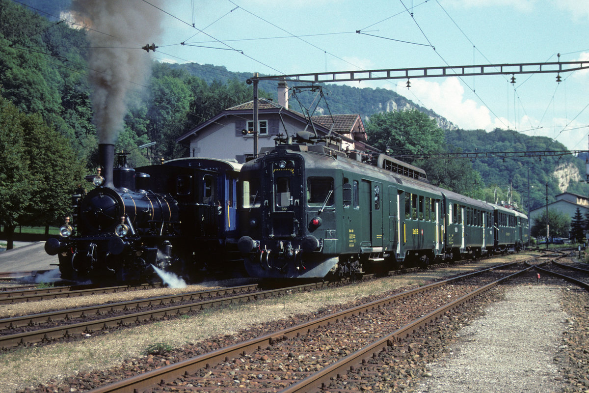 Oensingen-Balsthal-Bahn.
Regionalzug mit dem BDe 4/4 651 anlässlich einer Begegnung mit einem Dampfzug.
Die Aufnahme des Sonderzuges geführt mit der E 3/3 Nummer 2 entstand im Jahre 1994 auf der Kreuzungsstation in der Klus bei Balsthal.
Foto: Walter Ruetsch