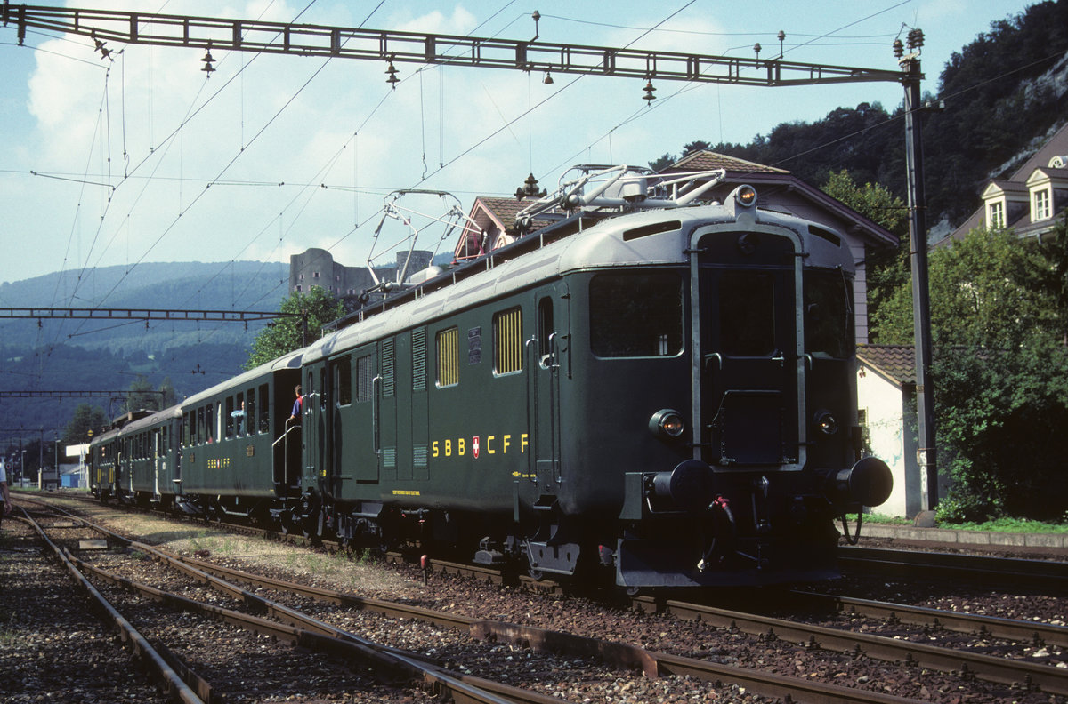 Oensingen-Balsthal-Bahn.
Regionalzug mit dem RFe 4/4 601, ehemals SZU/SBB,  bei einem Zwischenhalt in der Klus bei Balsthal im Jahre 1994.
Foto: Walter Ruetsch
