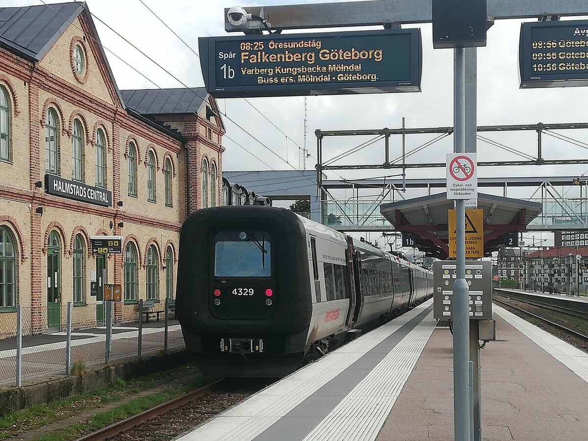 Öresundstag X31 K 4329 steht zur Abfahrt bereit im westschwedischen Bahnhof Halmstadt. Diese 3-teiligen Elektrotriebzüge sind auch im Verkehr nach dem dänischen Kopenhagen im Einsatz. Aufgenommen am 25.7.2023.