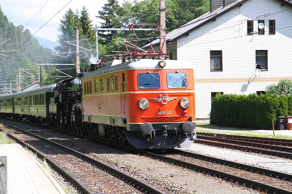 ÖSEK 1010.02 als Vorspann zur ÖSEK 310.23 mit dem SR 14831 (Heiligenstadt - Mürzzuschlag) fährt am 10.Juni 2018 in den Bahnhof Semmering ein.
