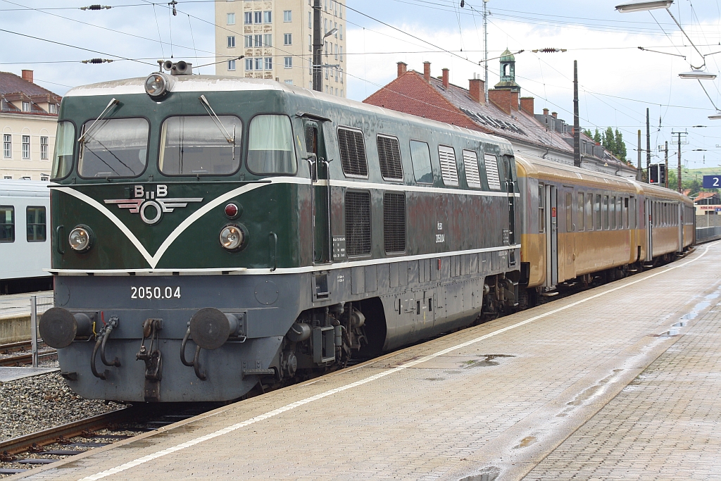 ÖSEK 2050.04 am 20.Juni 2015 mit dem NÖVOG R 16954 im Bf. Krems a.d. Donau.