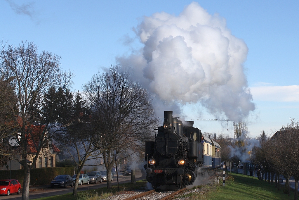 SEK 30.33 am 10.November 2013 als Nebenfahrt Liesing-Waldmhle mit dem SR 19095 beim Km 1.4 kurz vor dem Bf. Perchtoldsdorf.