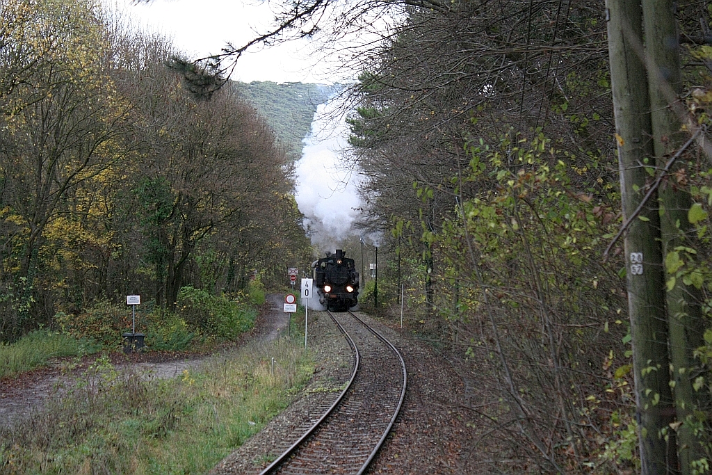 �SEK 30.33 am 10.November 2013 als Nebenfahrt Liesing-Waldm�hle mit dem SR 19100 beim Km 4.0 kurz vor der ehemaligen Hst. Neum�hle.