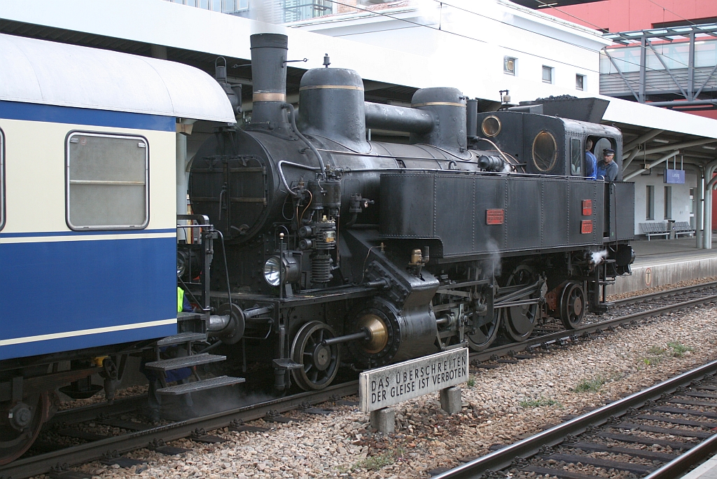 �SEK 30.33 ist am 10.November 2013 als Nebenfahrt von Waldm�hle Lst. mit dem SR 19100 im Bf. Liesing angekommen.