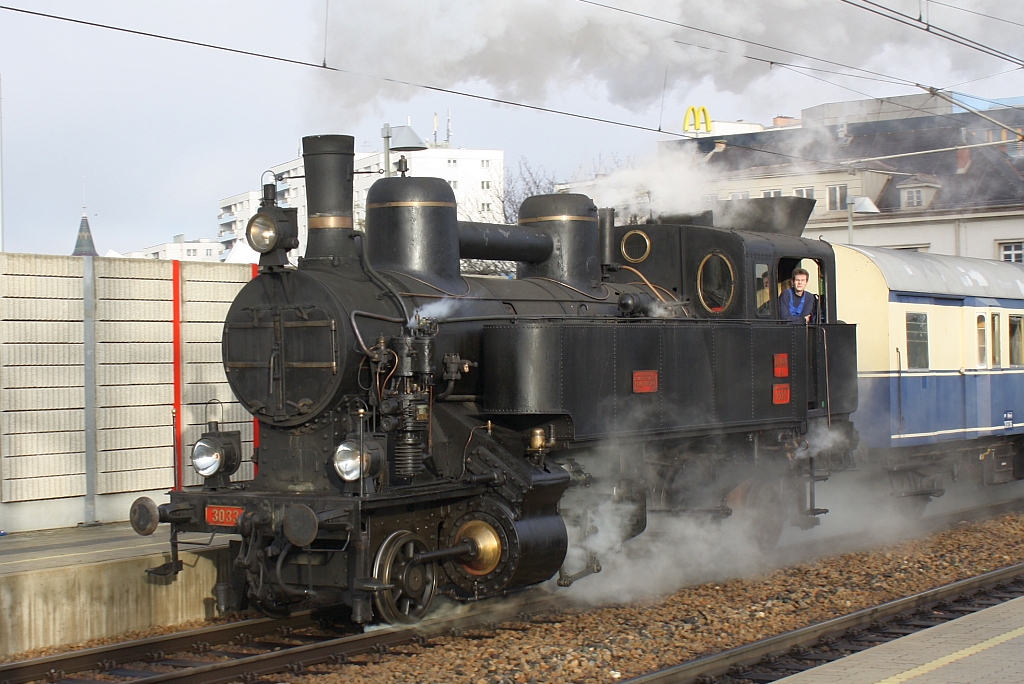 SEK 30.33 fhrt am 10.November 2013 als Nebenfahrt nach Waldmhle mit dem SR 17993 aus dem Bf. Liesing.