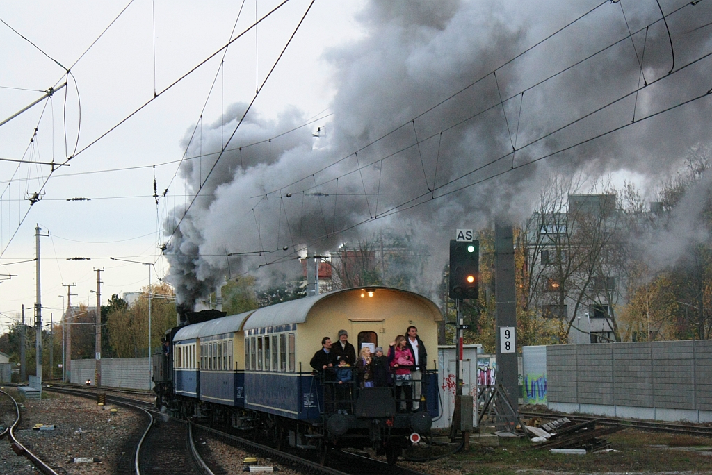 �SEK 30.33 f�hrt am 10.November 2013 mit der letzten Nebenfahrt des Tages, dem SR 19101 nach Waldm�hle, aus dem Bf. Liesing.