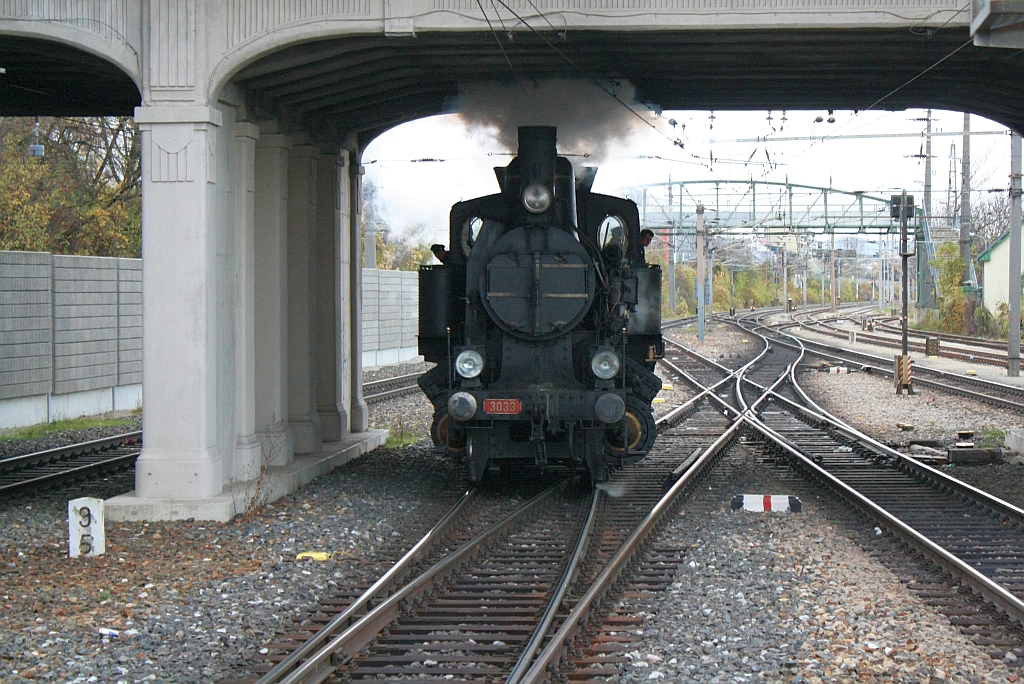 �SEK 30.33 wendet am 10.November 2013 im Bf. Liesing von SR 19100 auf SR 19101.
