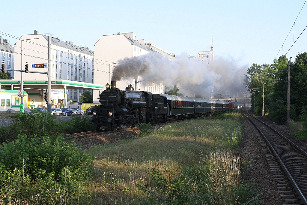 ÖSEK 310.23 am 10.Juni 2018 mit dem SR 14831 (Heiligenstadt - Mürzzuschlag) bei der Haltestelle Handelskai.