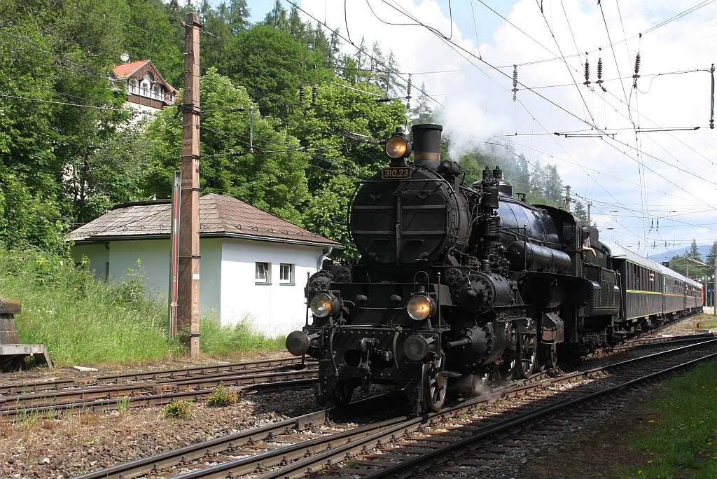 ÖSEK 310.23 fährt am 10.Juni 2018 mit dem SR 14831 (Heiligenstadt - Mürzzuschlag) aus dem Bahnhof Semmering.