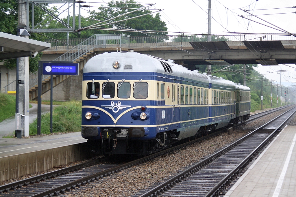 ÖSEK 5145.11, 6645.02 und 5042.14 am 12.Juni 2016 bei der Durchfahrt in der Hst. Perchtoldsdorf.