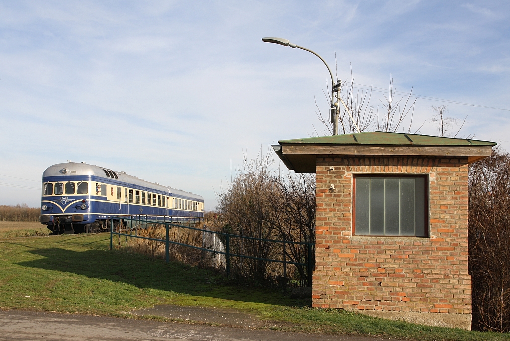 ÖSEK 5145.11 und 6645.02 am 10.Dezember 2016 als SR 17334 in der ehemaligen Haltestelle Wulzeshofen.