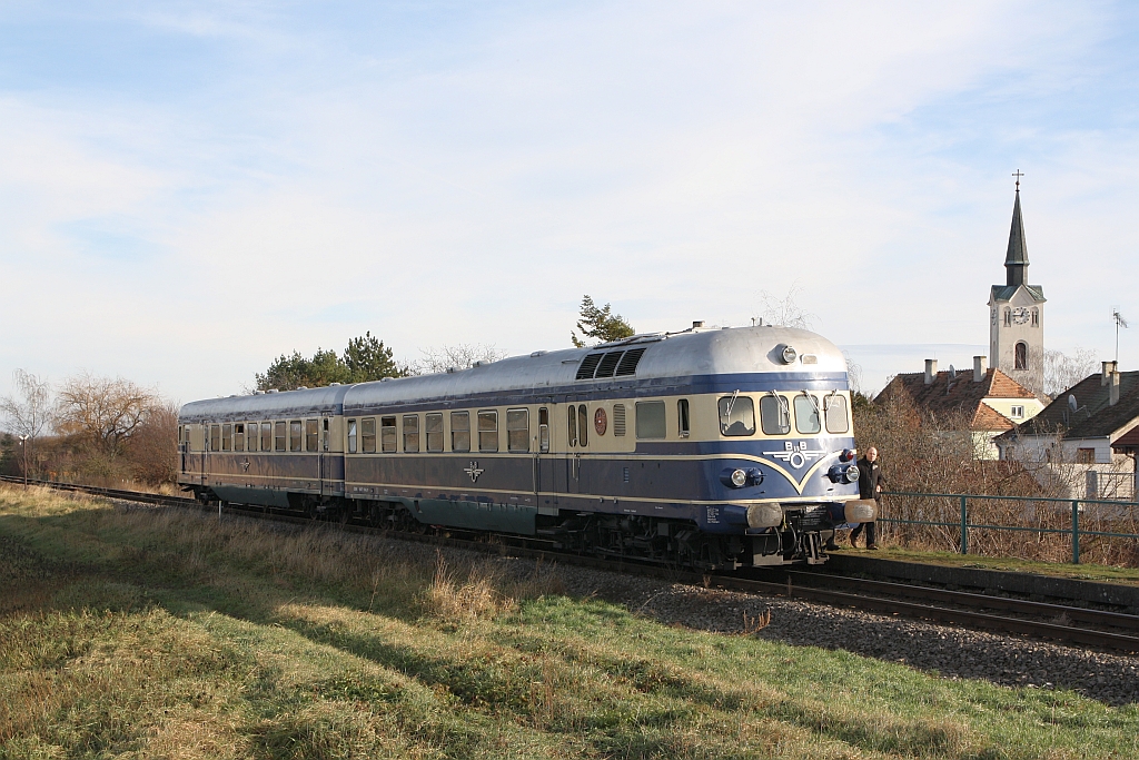 ÖSEK 5145.11 und 6645.02 am 10.Dezember 2016 als SR 17334 in der ehemaligen Haltestelle Wulzeshofen.