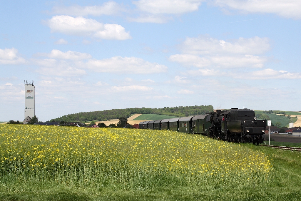 �SEK 52.100 am 04.Mai 2014 mit dem EZ 7393 von Ernstbrunn nach Korneuburg kurz nach dem Bf. Wetzleinsdorf.