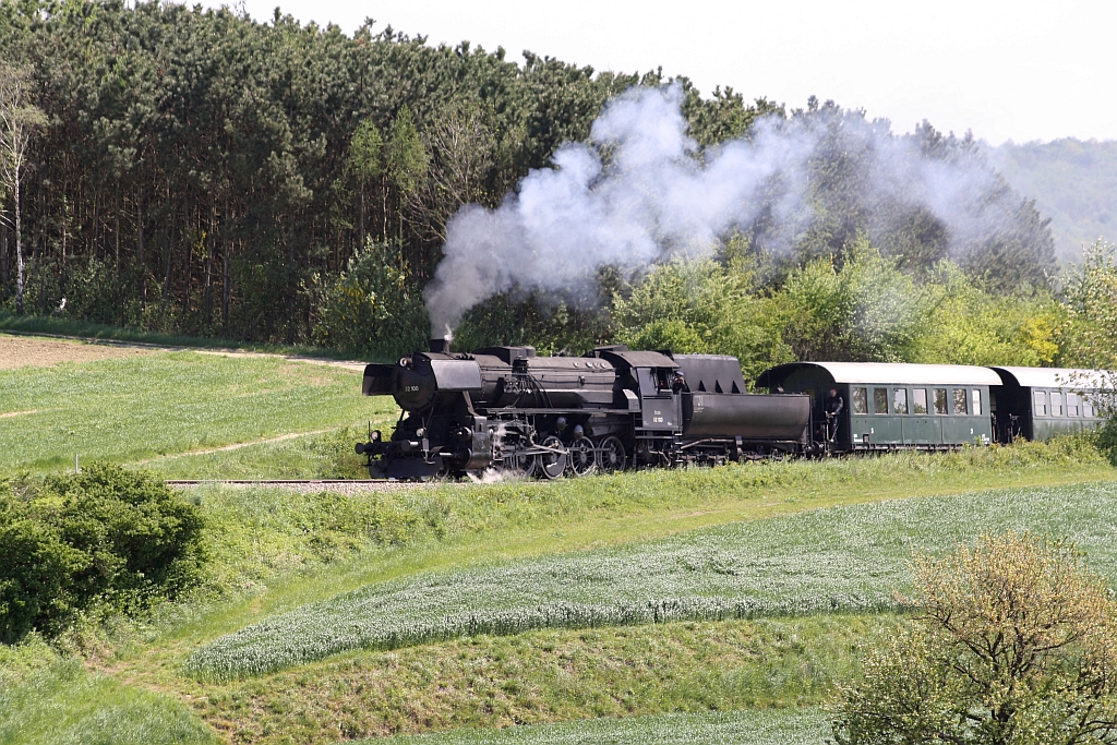 SEK 52.100 am 04.Mai 2014 mit dem EZ 7392 von Korneuburg nach Ernstbrunn am Mollmannsdorfer Berg.


